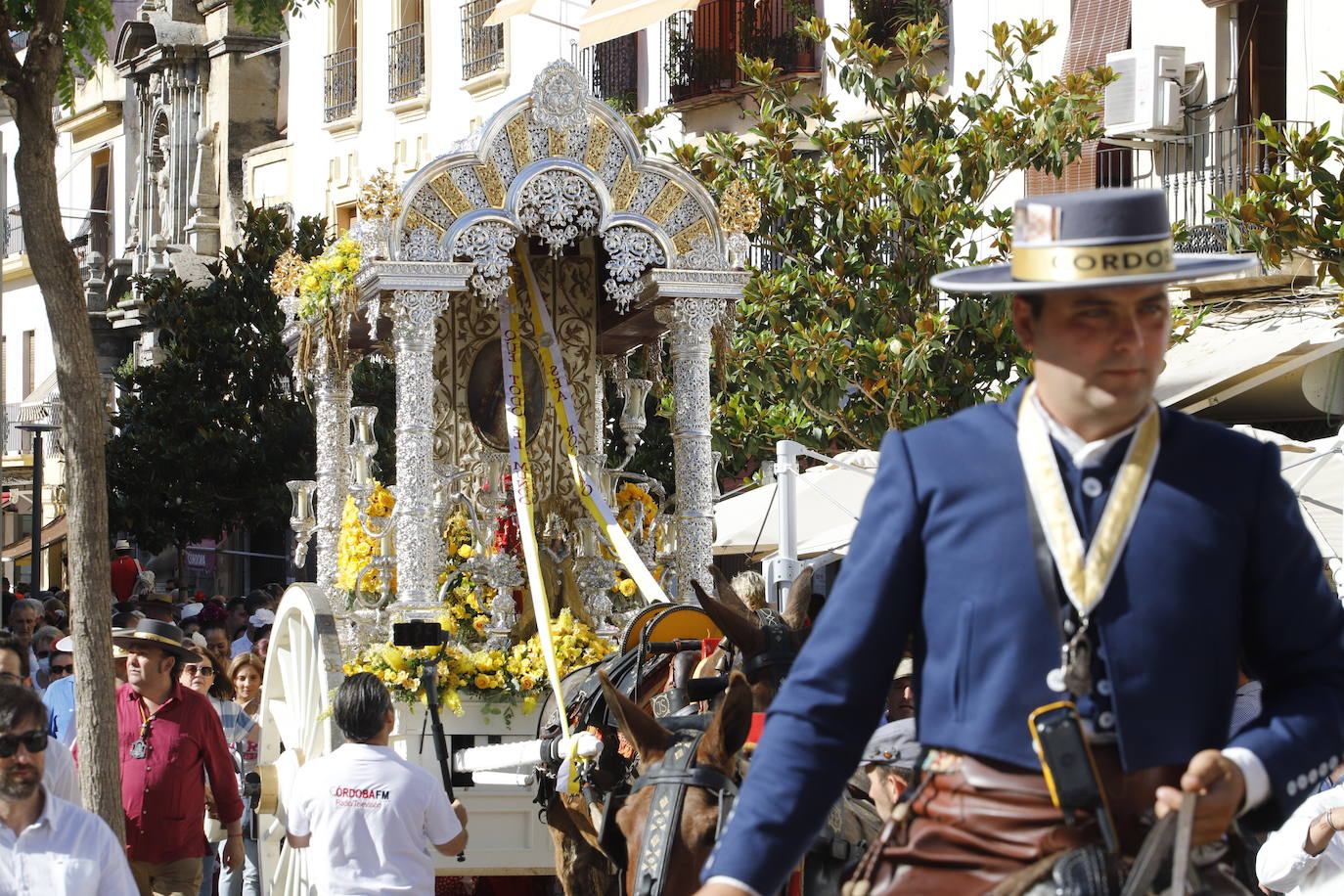 La belleza de la salida de la Hermandad del Rocío de Córdoba, en imágenes