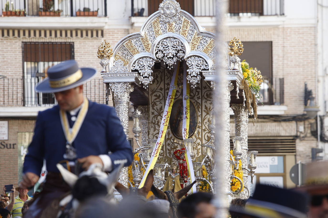 La belleza de la salida de la Hermandad del Rocío de Córdoba, en imágenes