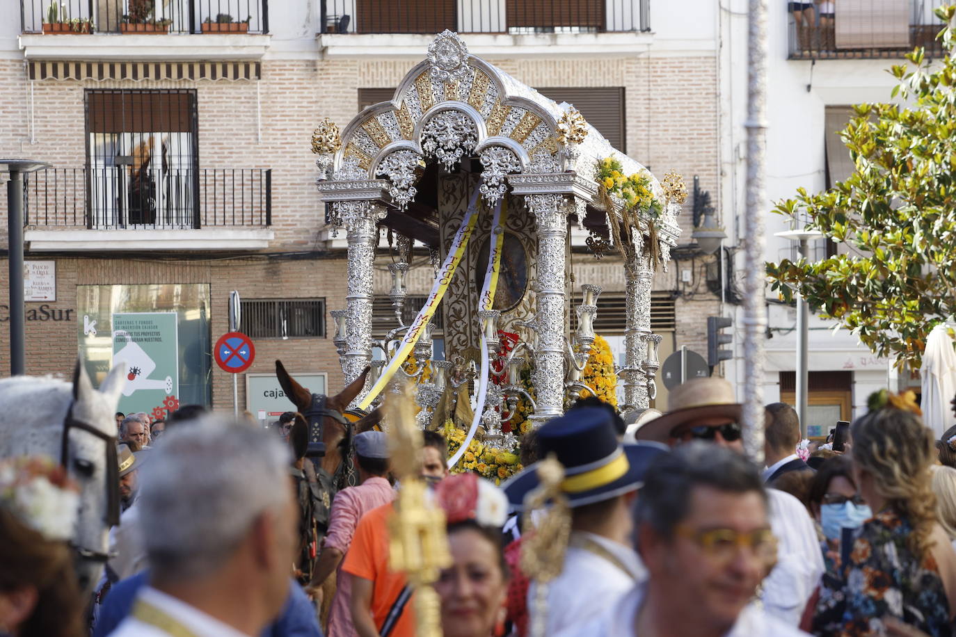 La belleza de la salida de la Hermandad del Rocío de Córdoba, en imágenes