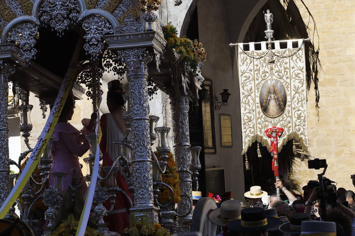 La belleza de la salida de la Hermandad del Rocío de Córdoba, en imágenes