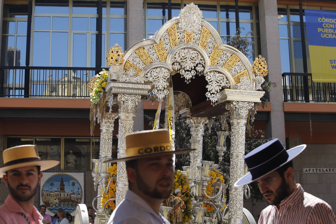 La belleza de la salida de la Hermandad del Rocío de Córdoba, en imágenes