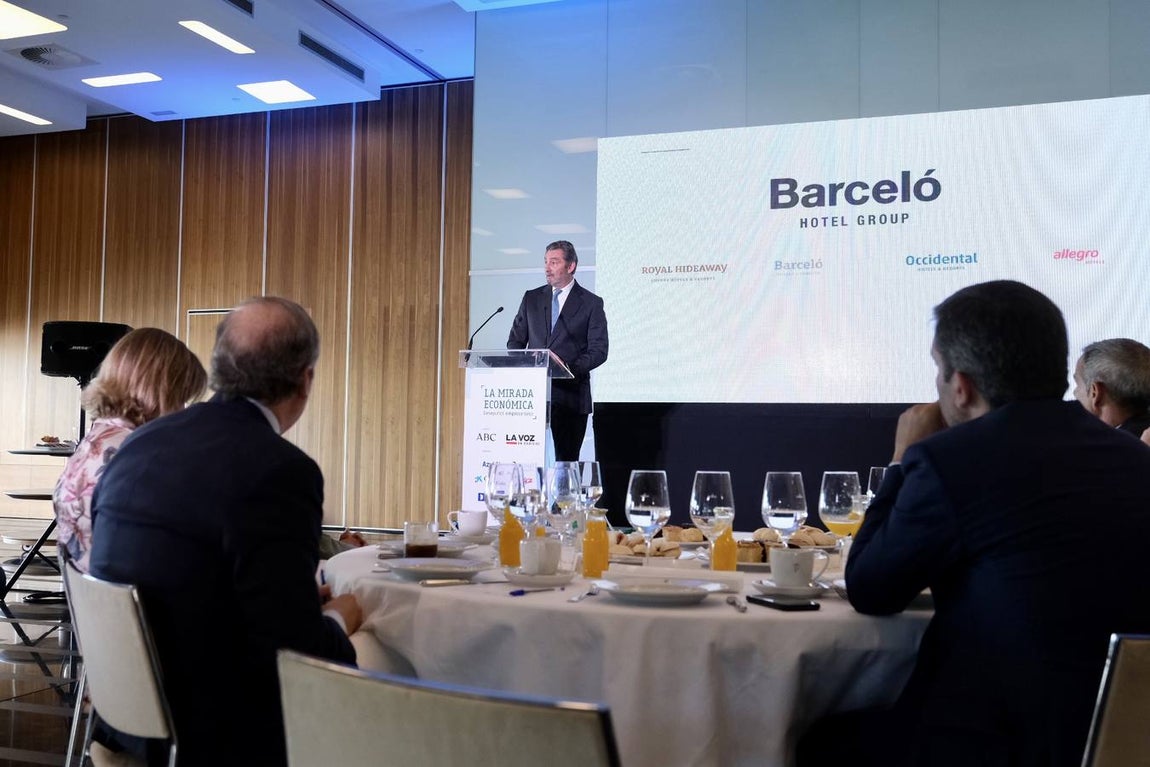 Fotos: Ambiente en la Mirada Económica de ABC y La Voz con Gaspar Sáez