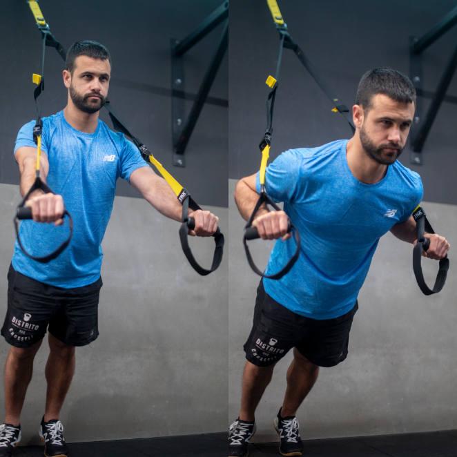 Chest press. Trabajo orientado a la mejora de la fuerza del pectoral, deltoides anterior y tríceps. Para ejecutarlo nos colocamos totalmente de pie con el enganche superior a nuestra espalda, agarramos las empuñaduras con los brazos rectos y damos pasos hacia atrás hasta alcanzar un ángulo de 40 grados con nuestro cuerpo. A continuación, realizaremos una flexión de codos de 45 grados hacia nuestro dorsal hasta que nuestras manos alcancen el pecho. Después extenderemos los codos hasta volver a la posición inicial.