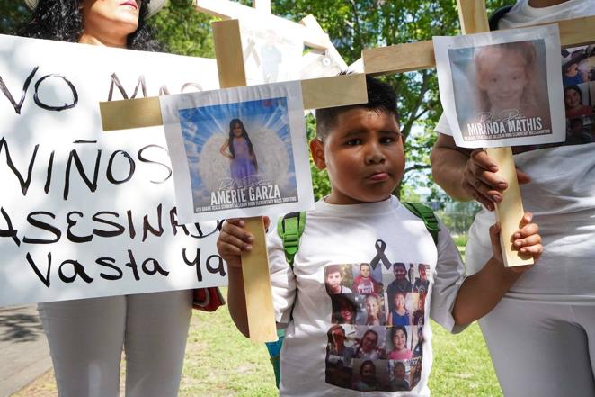 Un niño sostiene las fotografías de dos víctimas del tiroteo de Uvalde. Un total de 19 personas perdieron la vida cuando el tirador, Salvador Ramos, abrió fuego contra las víctimas.