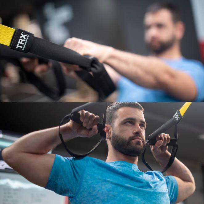 Facepull. Con este ejercicio trabajamos el trapecio medio y mejoramos nuestra posición corporal. Para ello nos colocamos totalmente de pie con el enganche superior de frente. Agarramos las empuñaduras con los brazos rectos y damos pasos hacia delante hasta alcanzar un ángulo de 40 grados con nuestro cuerpo. Situamos los brazos a 90 grados con nuestro tronco y realizamos agarre prono (palmas hacia el suelo). A continuación, llevaremos las manos a la altura de los ojos y los codos a la altura de los hombros. A la vez debemos realizar una retracción escapular. Por último, volveremos a la posición inicial.