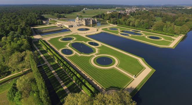 El exclusivo hotel del Real Madrid en París. El cuerpo técnico, los jugadores y el resto del equipo que acompaña al Real Madrid dormirán en el Hotel Auberge du Jeu de Paume, en la localidad de Chantilly. Un lugar a tan solo 40 minutos de la capital francesa que cuenta con un entorno de naturaleza y el aislamiento que el equipo necesita estos días previos al partido.