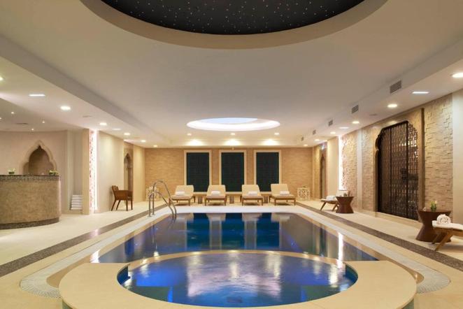 El exclusivo hotel del Real Madrid en París. Una luz suave y difusa baña de paz y tranquilidad este excepcional espacio de 600m2 en el que además sus tratamientos cuentan con los productos de Valmont, una de las firmas de belleza más exclusivas.