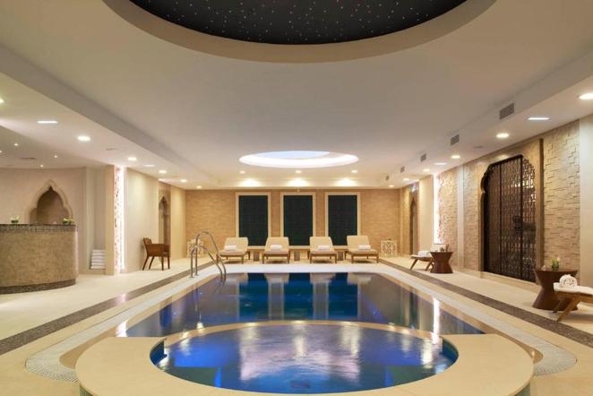 El exclusivo hotel del Real Madrid en París. Una luz suave y difusa baña de paz y tranquilidad este excepcional espacio de 600m2 en el que además sus tratamientos cuentan con los productos de Valmont, una de las firmas de belleza más exclusivas.