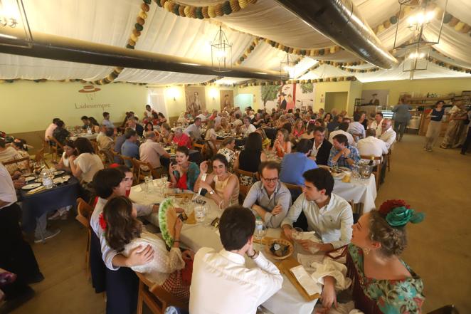 Feria de Córdoba 2022 | El colorido ambiente en las casetas del viernes, en imágenes