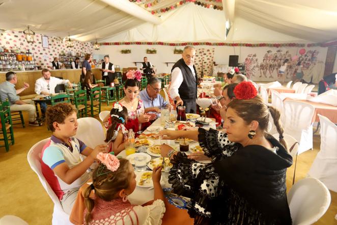 Feria de Córdoba 2022 | El colorido ambiente en las casetas del viernes, en imágenes