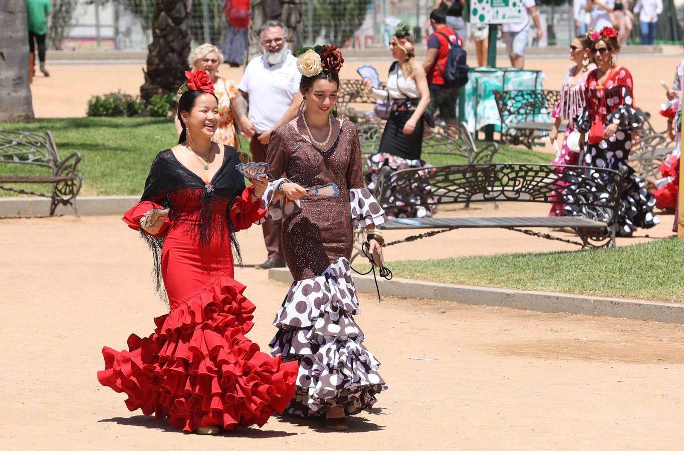 El divertido ambiente del viernes de Feria de Córdoba, en imágenes