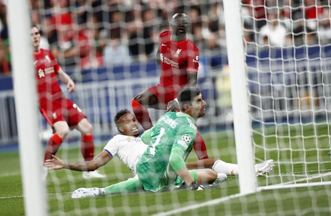 Otra vez, un muro ante Mané. El belga, en el segundo tiempo, también ha parado un gol de Mané atreviéndose a salir de la portería y cubriendo con su cuerpo la red