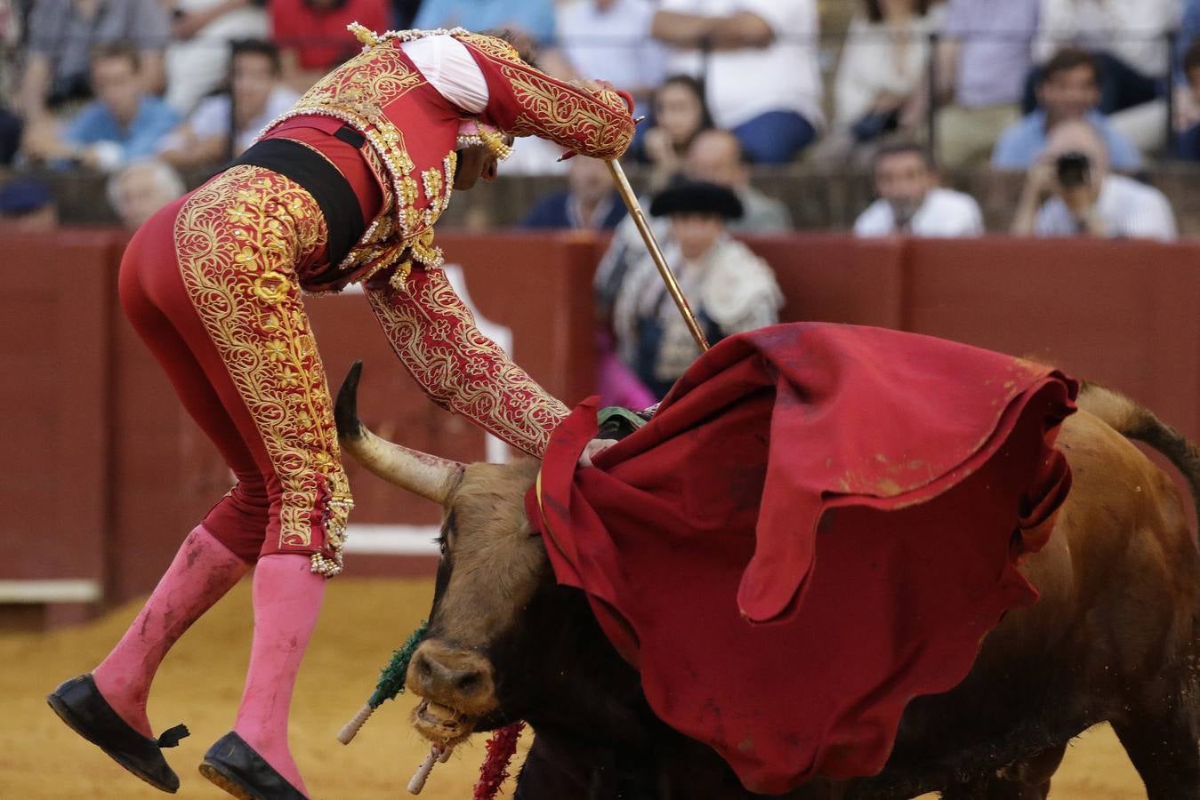 Álvaro Burdiel da la única vuelta al ruedo en la segunda novillada en la Maestranza