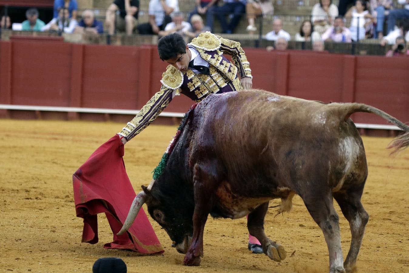 Álvaro Burdiel da la única vuelta al ruedo en la segunda novillada en la Maestranza