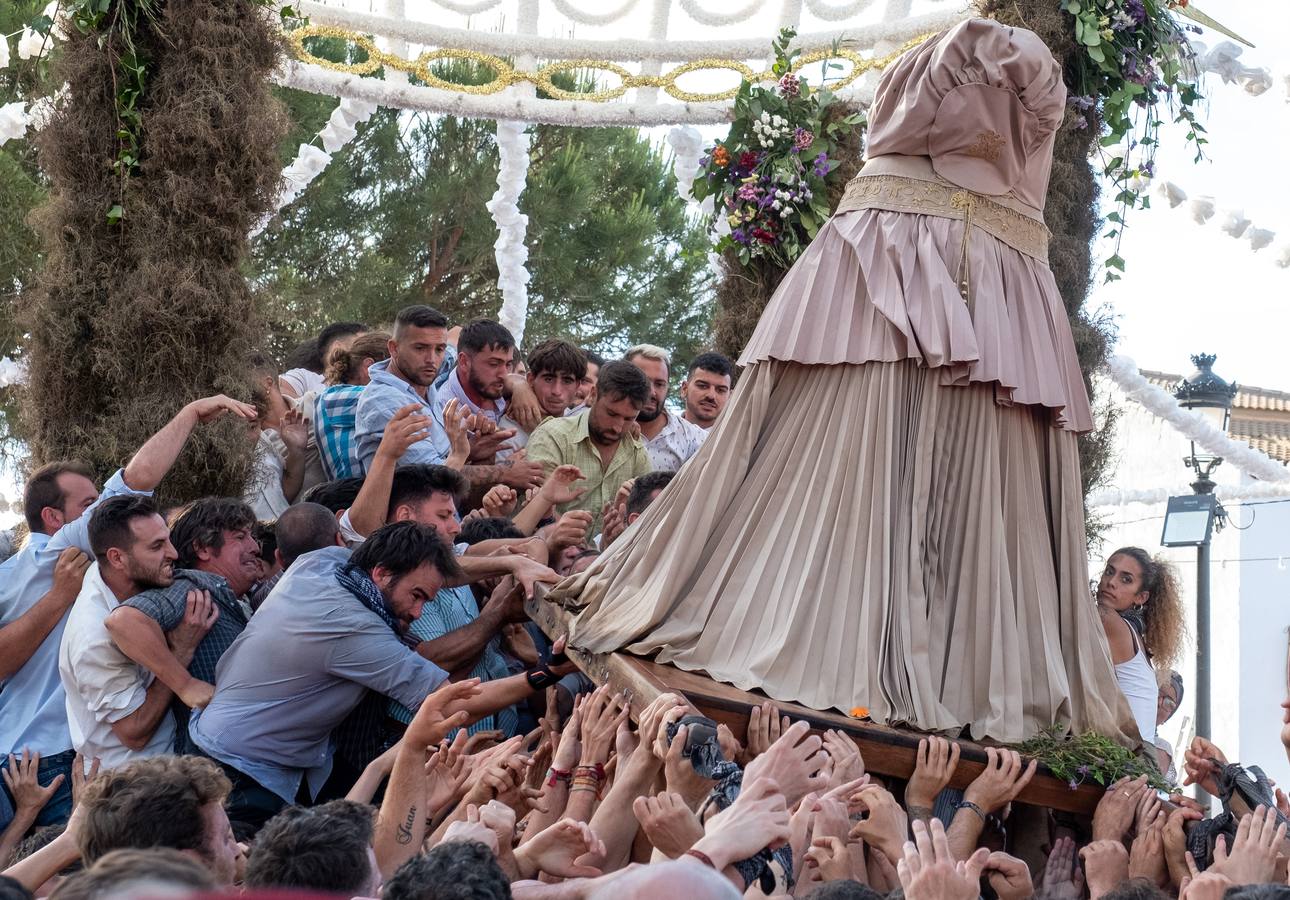 La aldea del Rocío explota de júbilo: la Virgen ya está en su Santuario