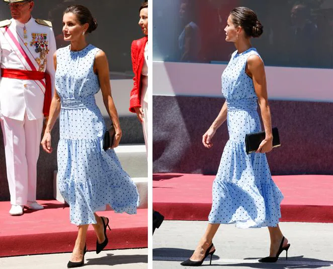 El look de doña Letizia en el día de las Fuerzas Armadas. La reina lo combinó con unos clutch negro y zapatos de salón destalonados del mismo color, ambos accesorios de Carolina Herrera.