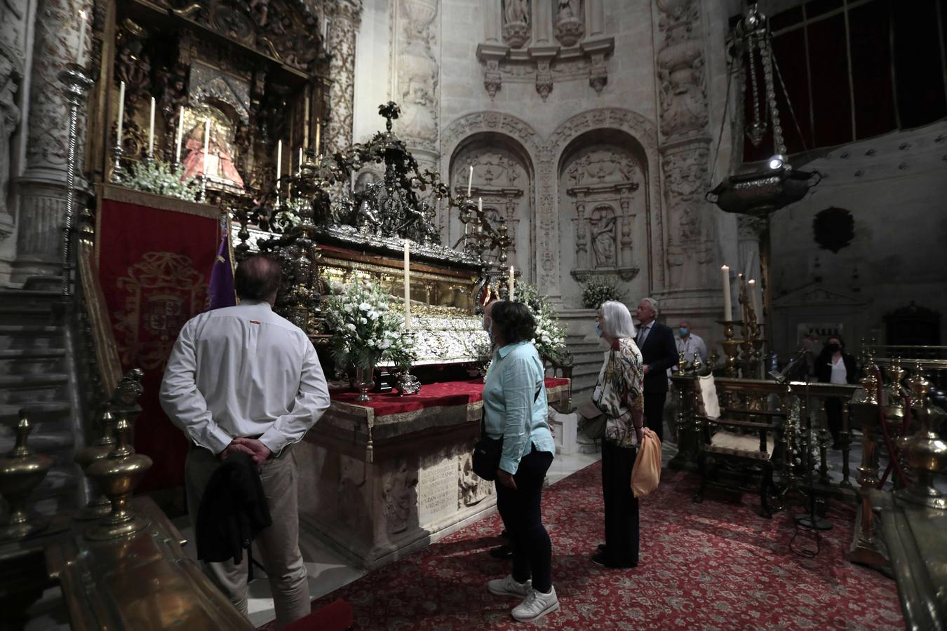 La urna de San Fernando abierta por su festividad en la Catedral de Sevilla