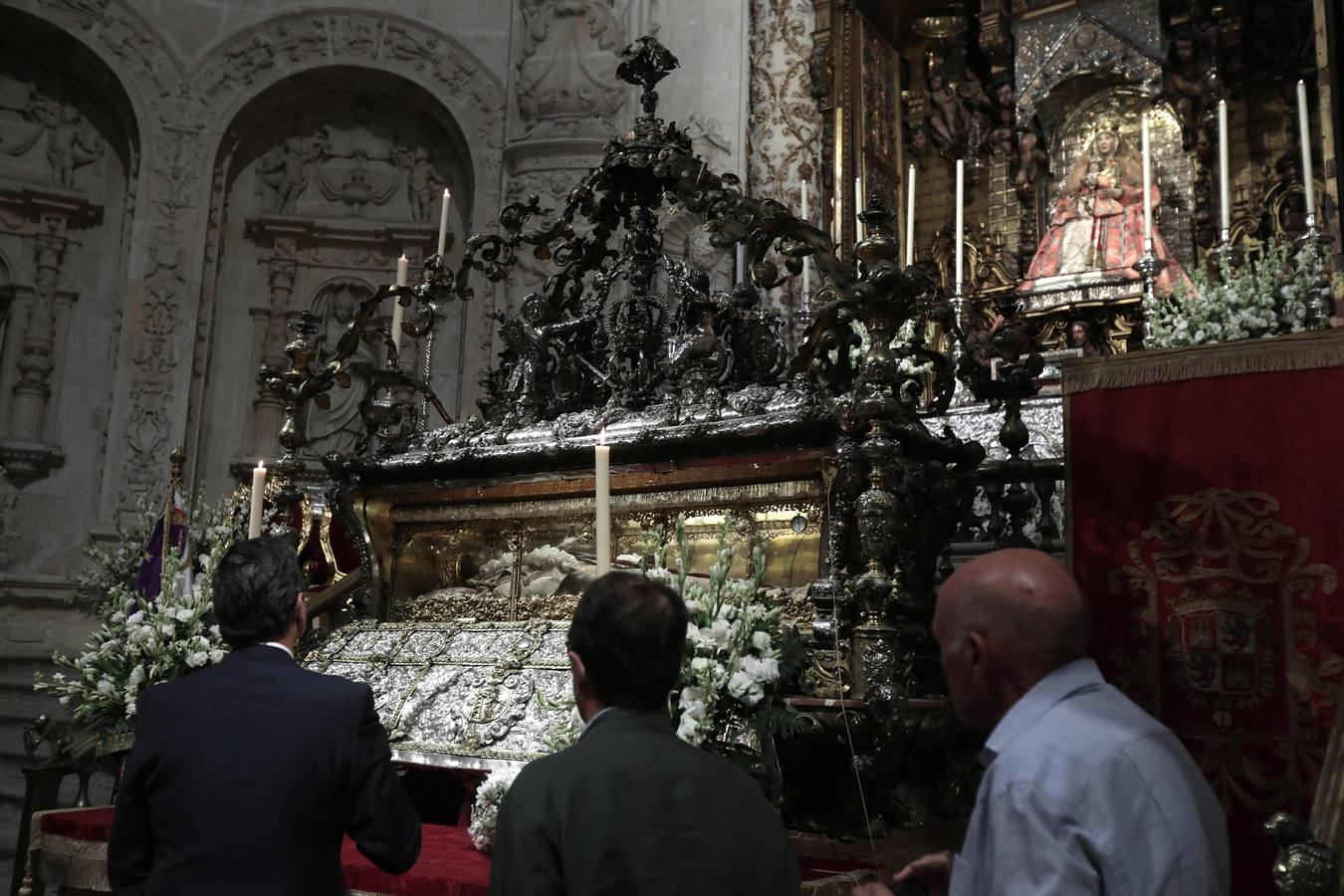 La urna de San Fernando abierta por su festividad en la Catedral de Sevilla