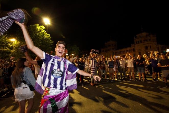Fiesta en la Plaza de Zorrilla: así celebró la afición el ascenso del Real Valladolid a Primera