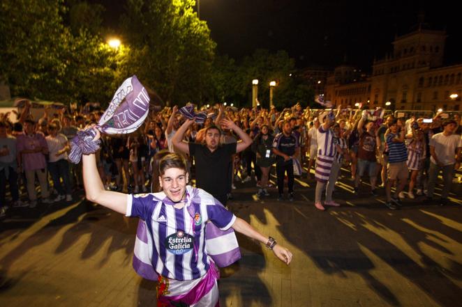 Fiesta en la Plaza de Zorrilla: así celebró la afición el ascenso del Real Valladolid a Primera