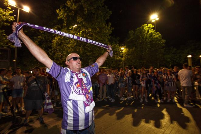 Fiesta en la Plaza de Zorrilla: así celebró la afición el ascenso del Real Valladolid a Primera