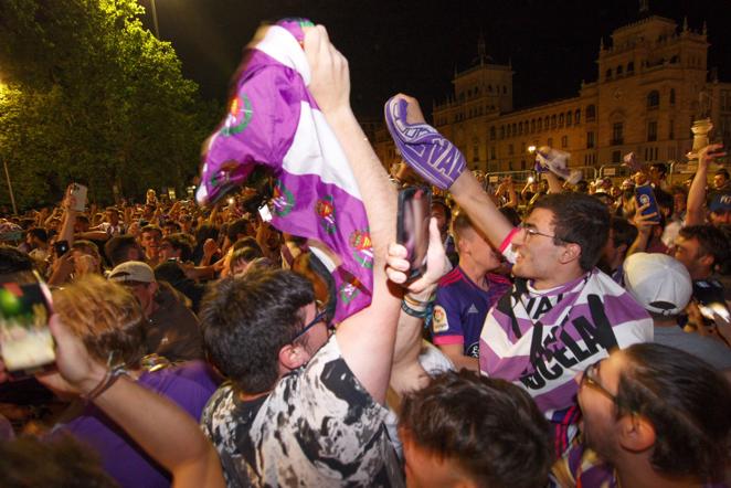 Fiesta en la Plaza de Zorrilla: así celebró la afición el ascenso del Real Valladolid a Primera