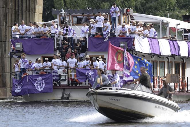 Fotogalería: la afición se vuelca con el Valladolid en la celebración del ascenso