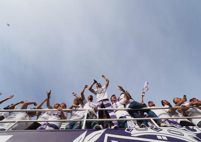 Fotogalería: la afición se vuelca con el Valladolid en la celebración del ascenso