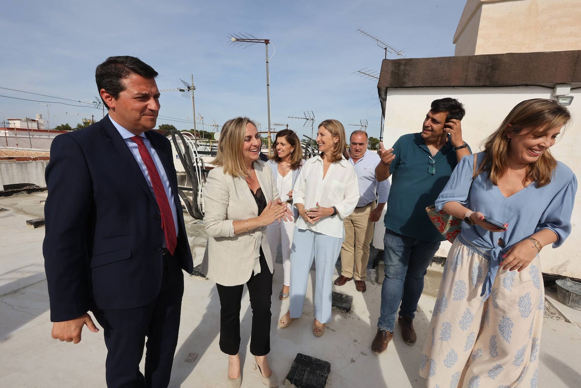 La visita de la consejera de Fomento a la colocación de ascensores en Córdoba, en imágenes