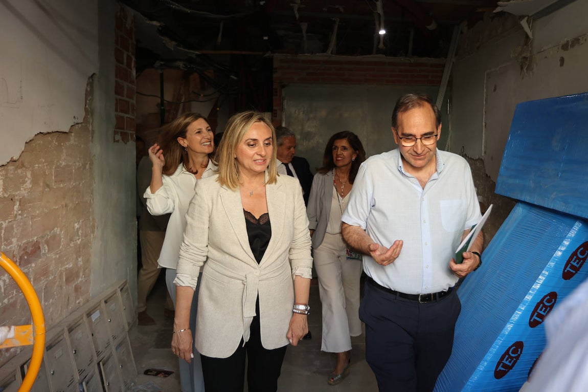 La visita de la consejera de Fomento a la colocación de ascensores en Córdoba, en imágenes