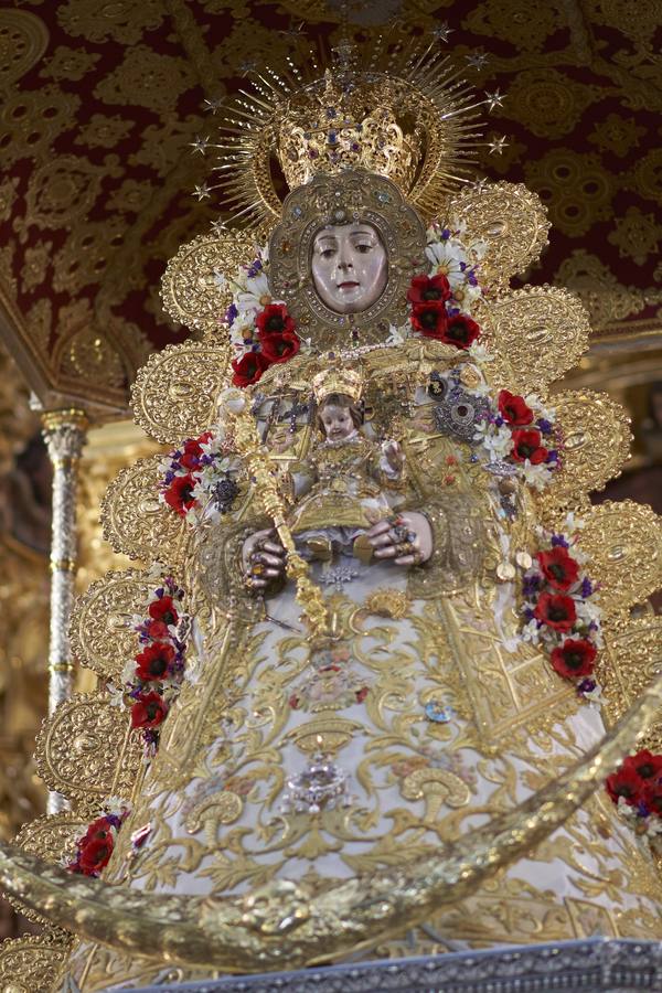 La Virgen del Rocío ya viste de reina para la romería del «reencuentro»