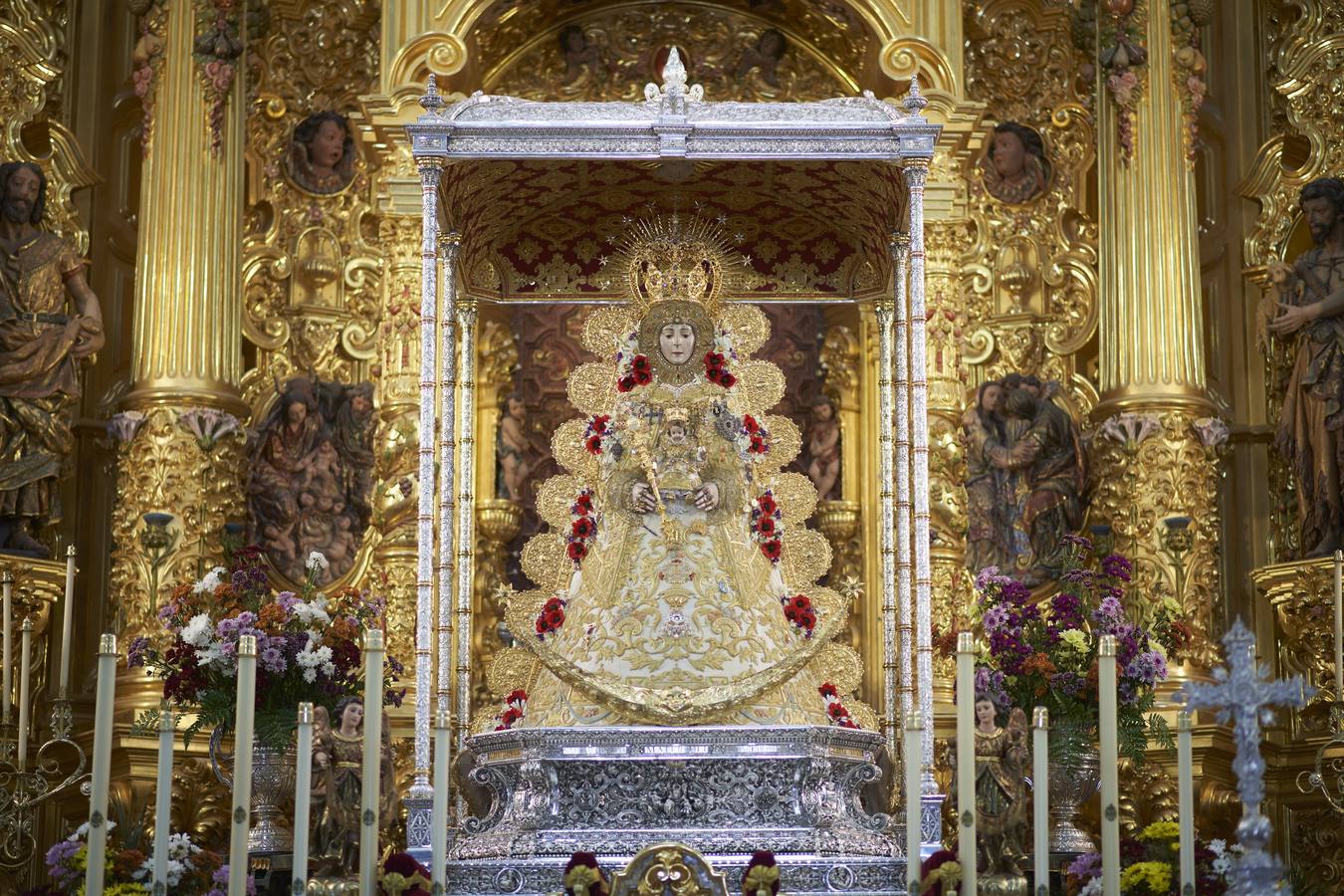 La Virgen del Rocío ya viste de reina para la romería del «reencuentro»