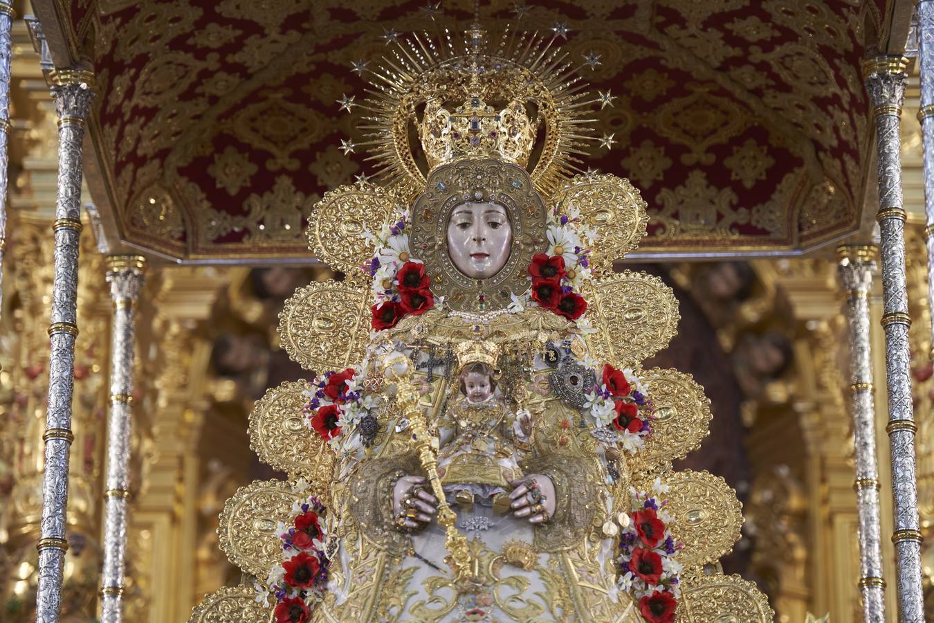 La Virgen del Rocío ya viste de reina para la romería del «reencuentro»