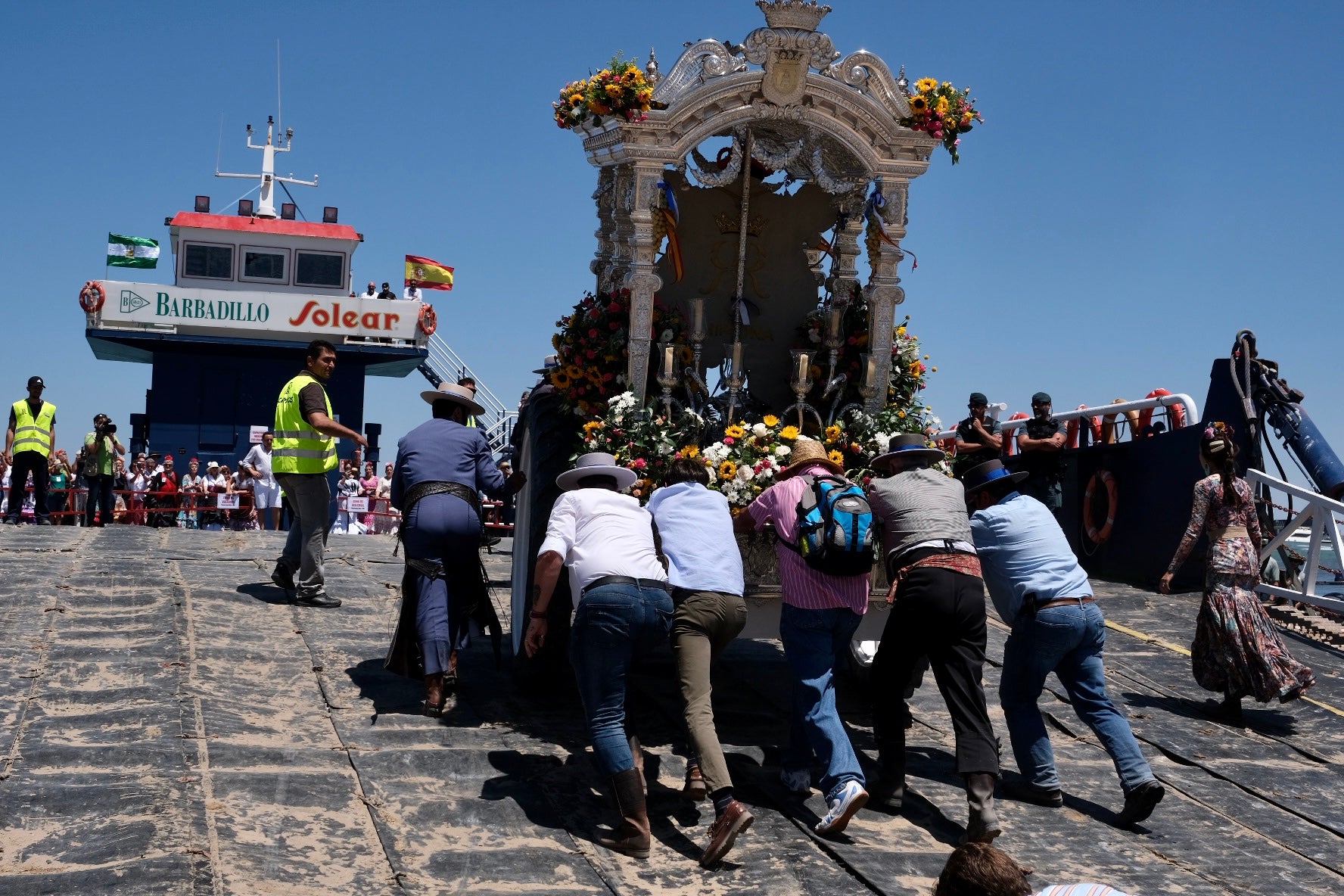 En imágenes: Así han cruzado las hermandades de Cádiz por Bajo de Guía en dirección a la aldea del Rocío