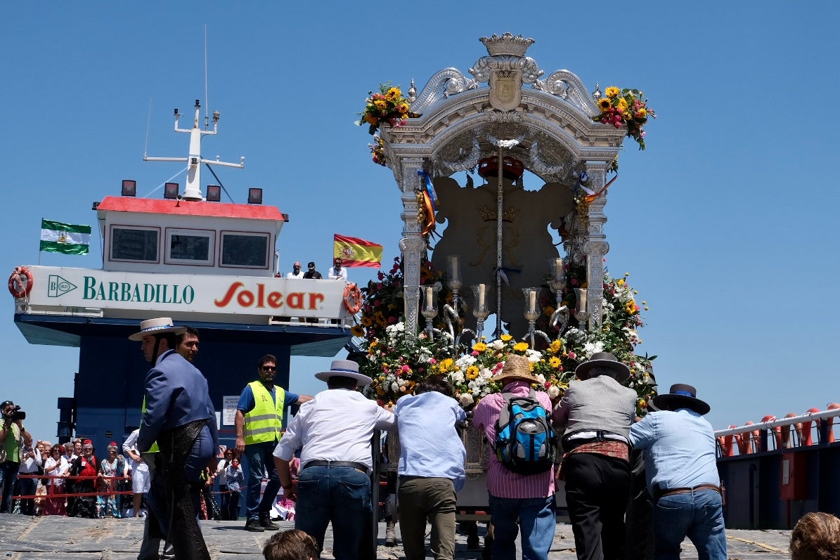 En imágenes: Así han cruzado las hermandades de Cádiz por Bajo de Guía en dirección a la aldea del Rocío