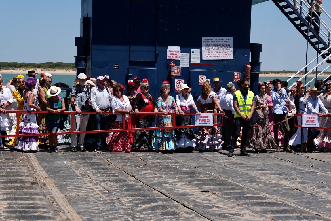 En imágenes: Así han cruzado las hermandades de Cádiz por Bajo de Guía en dirección a la aldea del Rocío