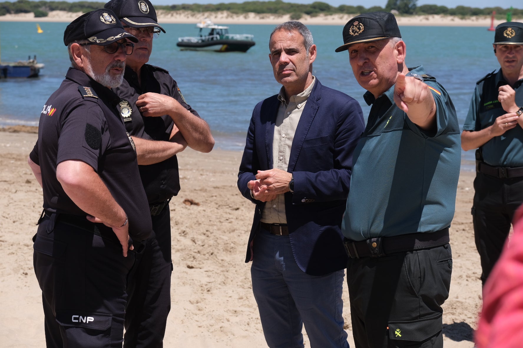 En imágenes: Así han cruzado las hermandades de Cádiz por Bajo de Guía en dirección a la aldea del Rocío