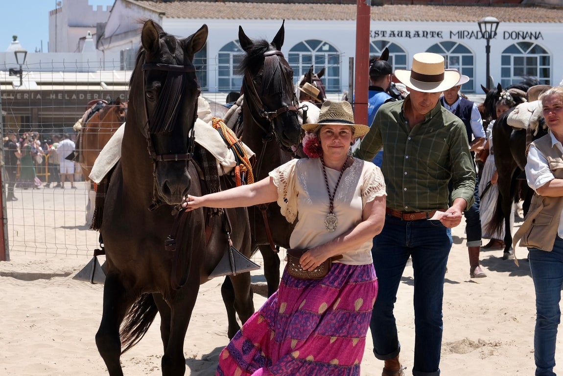 En imágenes: Así han cruzado las hermandades de Cádiz por Bajo de Guía en dirección a la aldea del Rocío