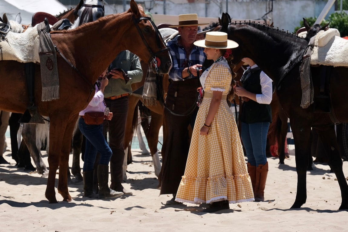 En imágenes: Así han cruzado las hermandades de Cádiz por Bajo de Guía en dirección a la aldea del Rocío