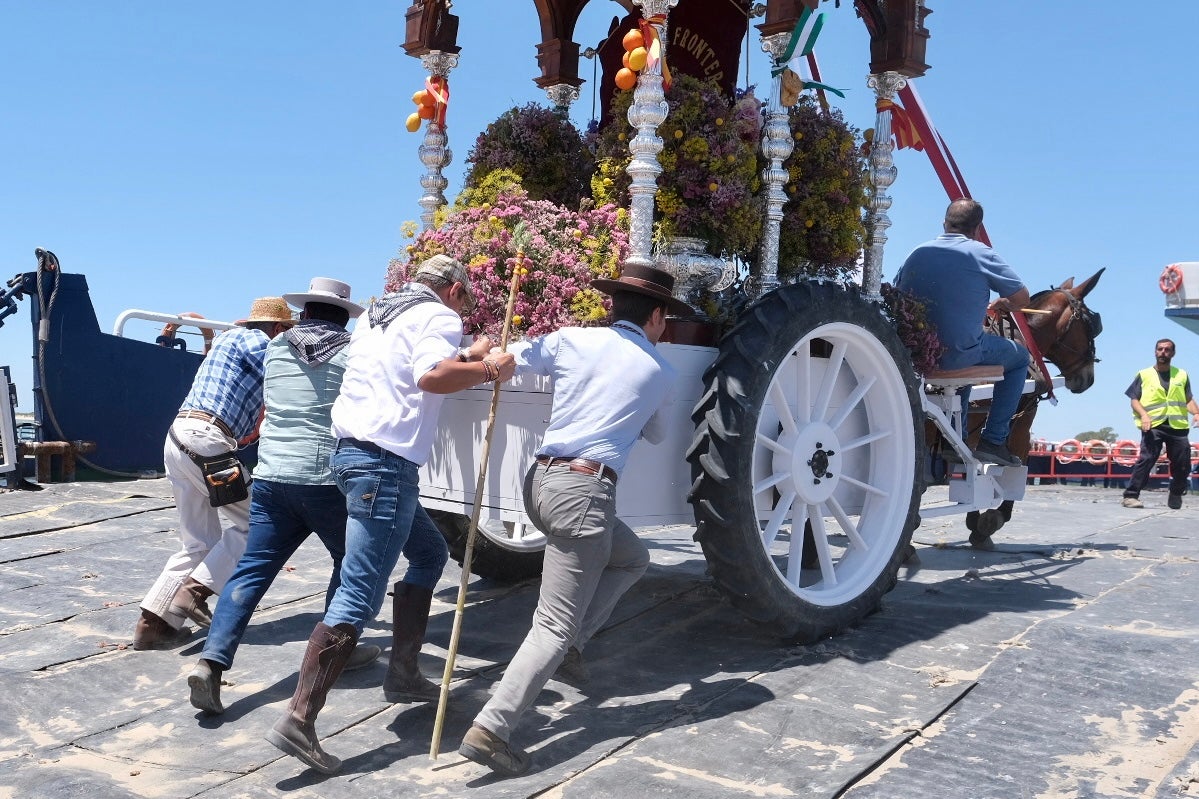 En imágenes: Así han cruzado las hermandades de Cádiz por Bajo de Guía en dirección a la aldea del Rocío