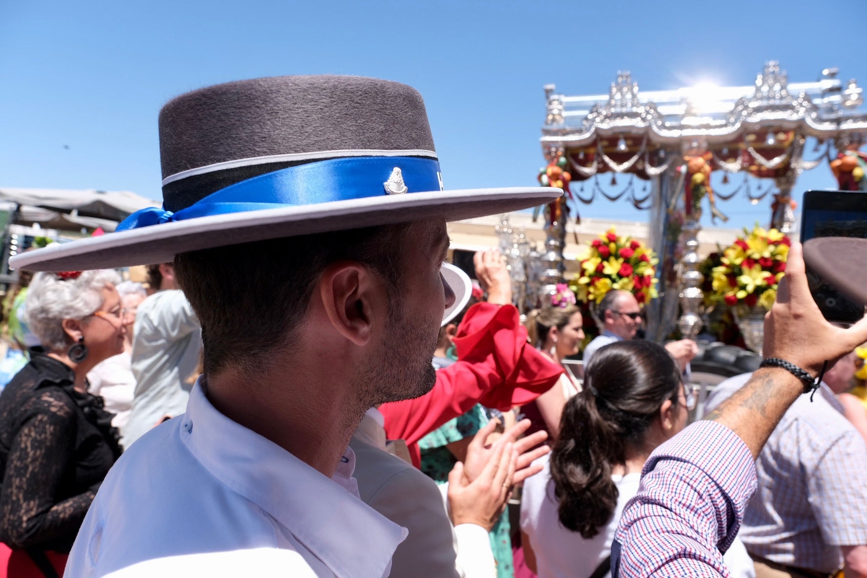 En imágenes: Así han cruzado las hermandades de Cádiz por Bajo de Guía en dirección a la aldea del Rocío