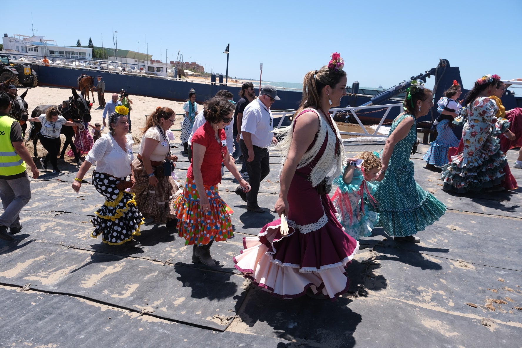 En imágenes: Así han cruzado las hermandades de Cádiz por Bajo de Guía en dirección a la aldea del Rocío