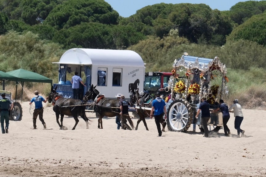 En imágenes: Así han cruzado las hermandades de Cádiz por Bajo de Guía en dirección a la aldea del Rocío