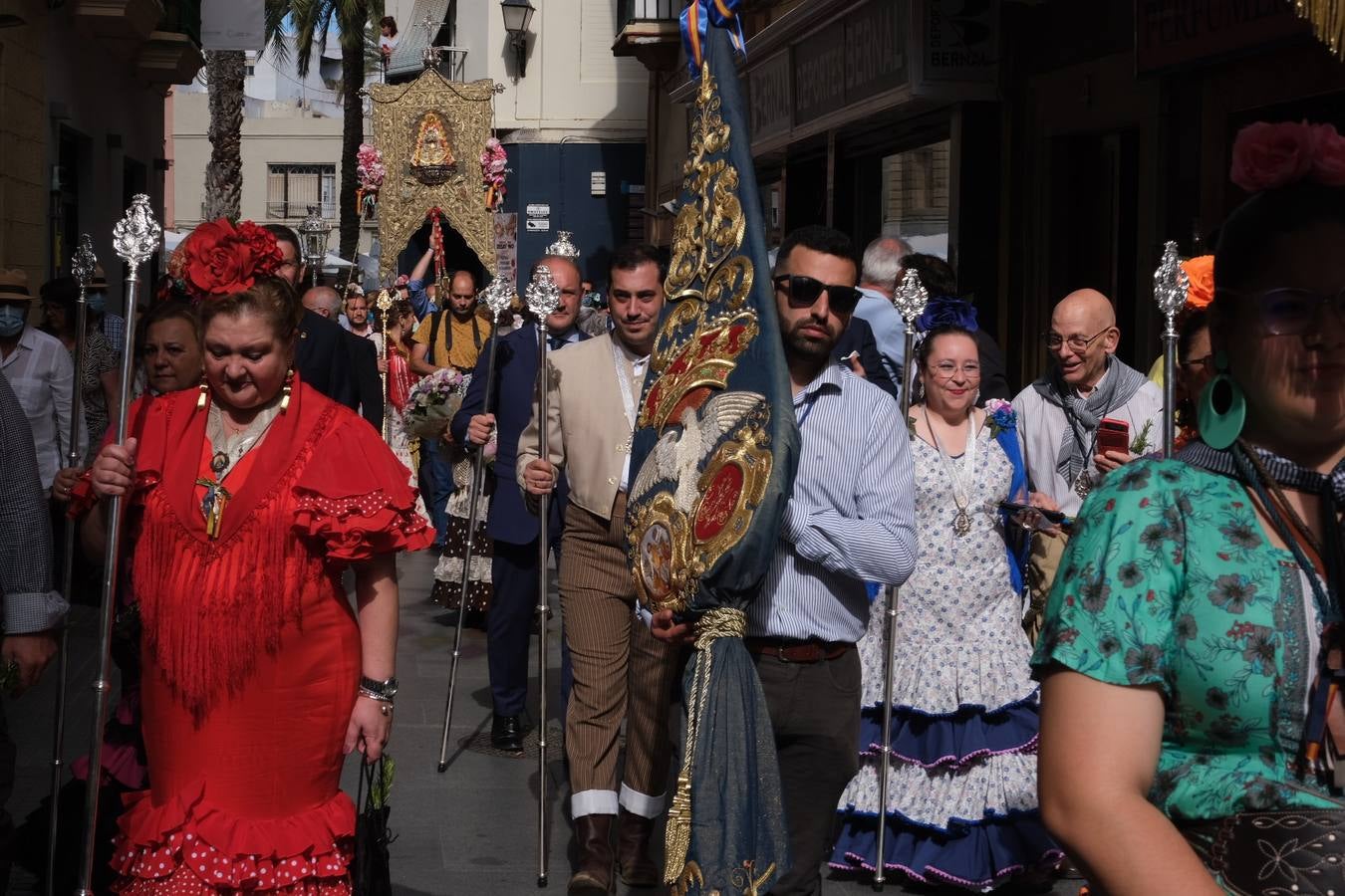 Fotos: Misa de romeros y visita a la Patrona de la hermandad del Rocío de Cádiz