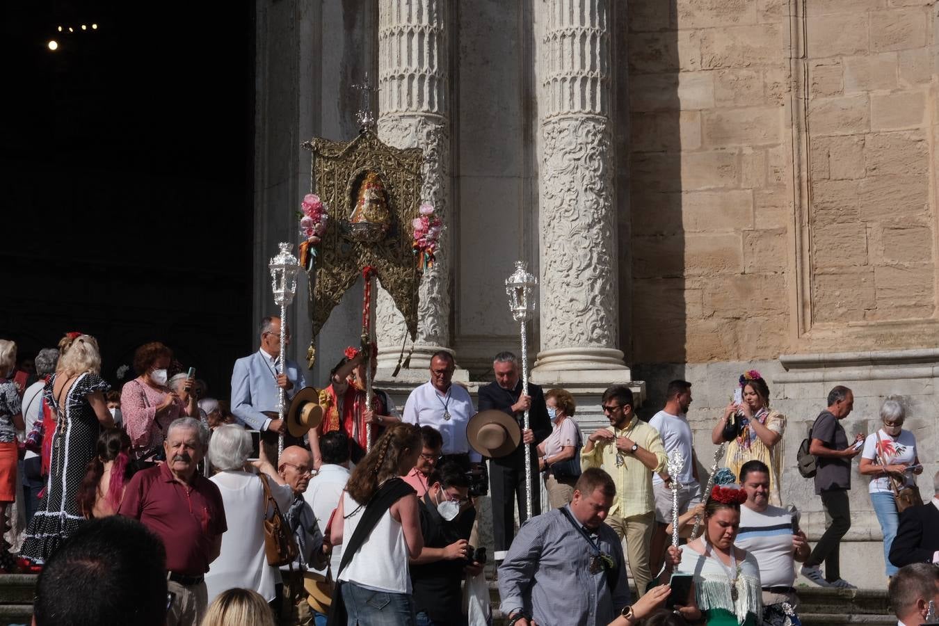 Fotos: Misa de romeros y visita a la Patrona de la hermandad del Rocío de Cádiz