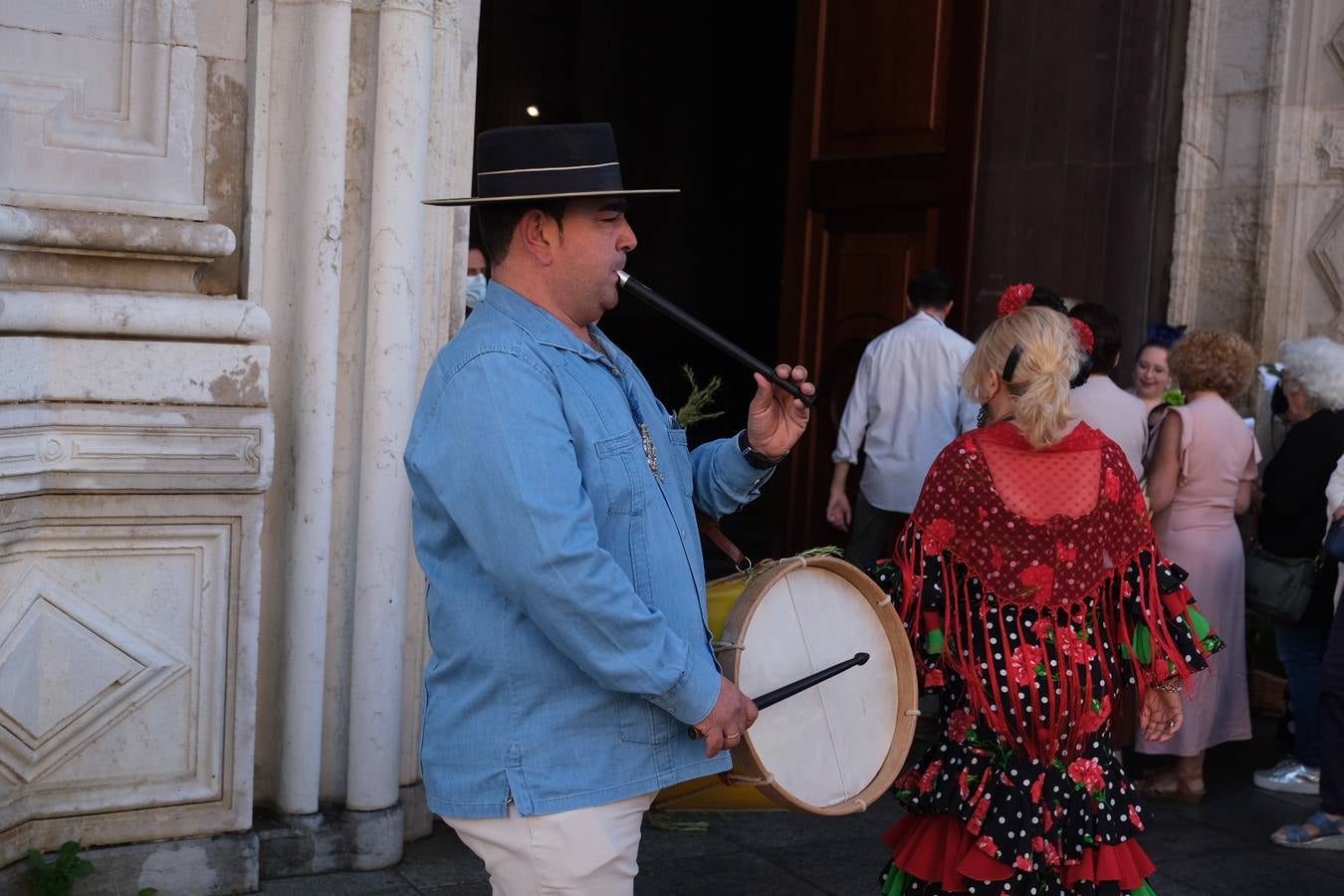 Fotos: Misa de romeros y visita a la Patrona de la hermandad del Rocío de Cádiz