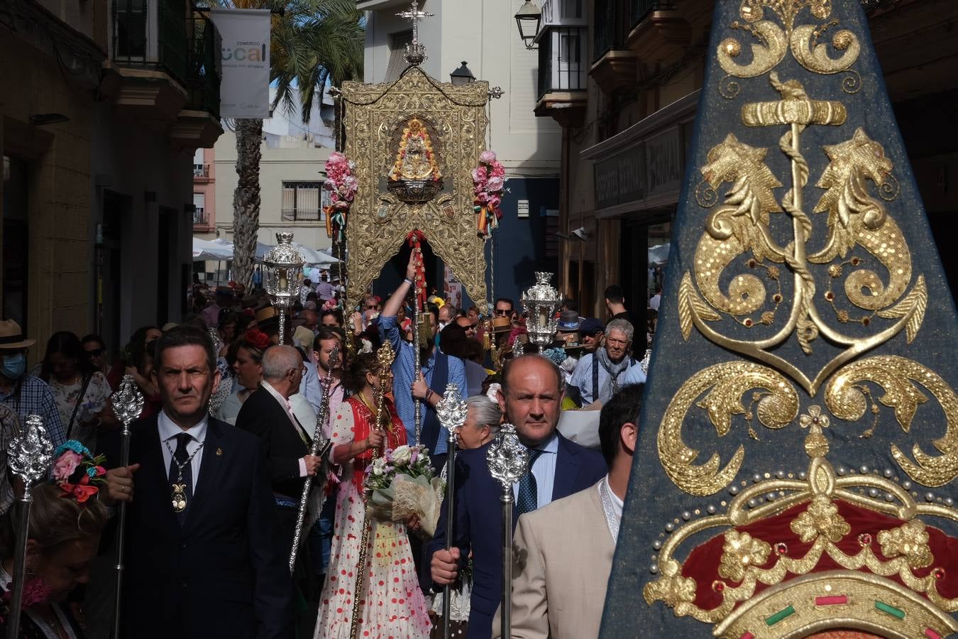 Fotos: Misa de romeros y visita a la Patrona de la hermandad del Rocío de Cádiz