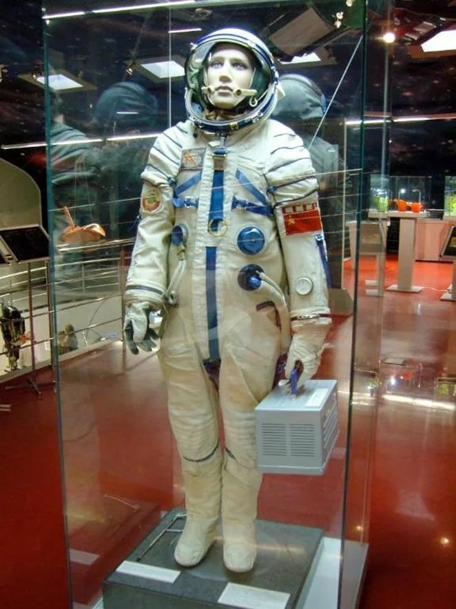 Los soviéticos no se quieren quedar atrás. Pero el 30 de junio de 1971, los tres tripulantes de la Soyuz 11 murieron cuando su nave espacial se quedó sin presión durante la reentrada. Una de las recomendaciones de la comisión del gobierno que investigó el suceso fue que los trajes de presión debían ser usados por los tripulantes en el futuro durante las fases críticas de su misión -lanzamiento, acoplamiento y aterrizaje-. En 1973 se introdujo el Sokol-K (K es la abreviatura de espacio en ruso) y es descrito por sus creadores como un traje de rescate, ya que no está preparado para ser utilizado fuera de la nave en una caminata espacial. Su función concreta es mantener a los tripulantes con vida en caso de despresurización accidental de la nave.