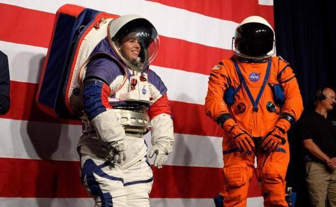 ¿Una pista de cómo serán los nuevos trajes espaciales?. La NASA mostró en 2019 los prototipos de los nuevos trajes. Entonces, se mostraron dos equipos diferenciados, uno para misiones extravehiculares y otro para las maniobras más complejas a bordo de la sonda. En concreto, se hizo público el modelo xEMU, la Unidad de Movilidad Extravehicular de Exploración, un traje rojo, blanco y azul diseñado para ser usado por los astronautas que exploran la superficie lunar, específicamente en el polo sur de la luna, el objetivo del próximo aterrizaje lunar tripulado de la NASA.Por otro lado, se mostró el Sistema de Soporte Vital para la Tripulación de Orión, un equipo de presión de color naranja brillante que los astronautas usarán cuando se lancen al espacio en la cápsula de Orión y regresen a la Tierra. Diseñado para vuelos hacia y desde la Luna, también tiene una serie de mejoras en trajes de vuelo más antiguos. Una característica principal del traje es que, si bien es un traje despresurizado, a diferencia de xEMU, puede presurizarse en caso de emergencia.«Sin embargo, ahora mismo no podemos enseñar los modelos porque se está trabajando en ello», afirmó en la rueda de prensa Vanessa Wyche, directora del Centro Espacial Johnson de la NASA en Houston.