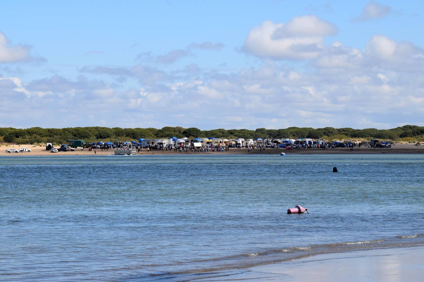 Doñana se llena de color con los peregrinos